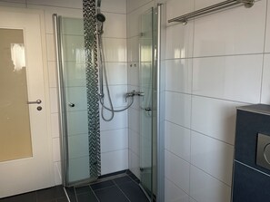 Shower, hair dryer, towels, soap - Vacation apartment Raevenhof (Ayl)