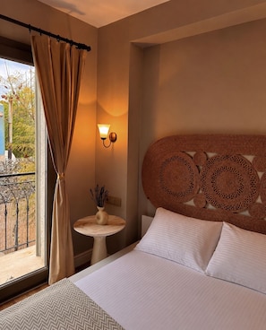 Comfort Room | In-room safe, bed sheets