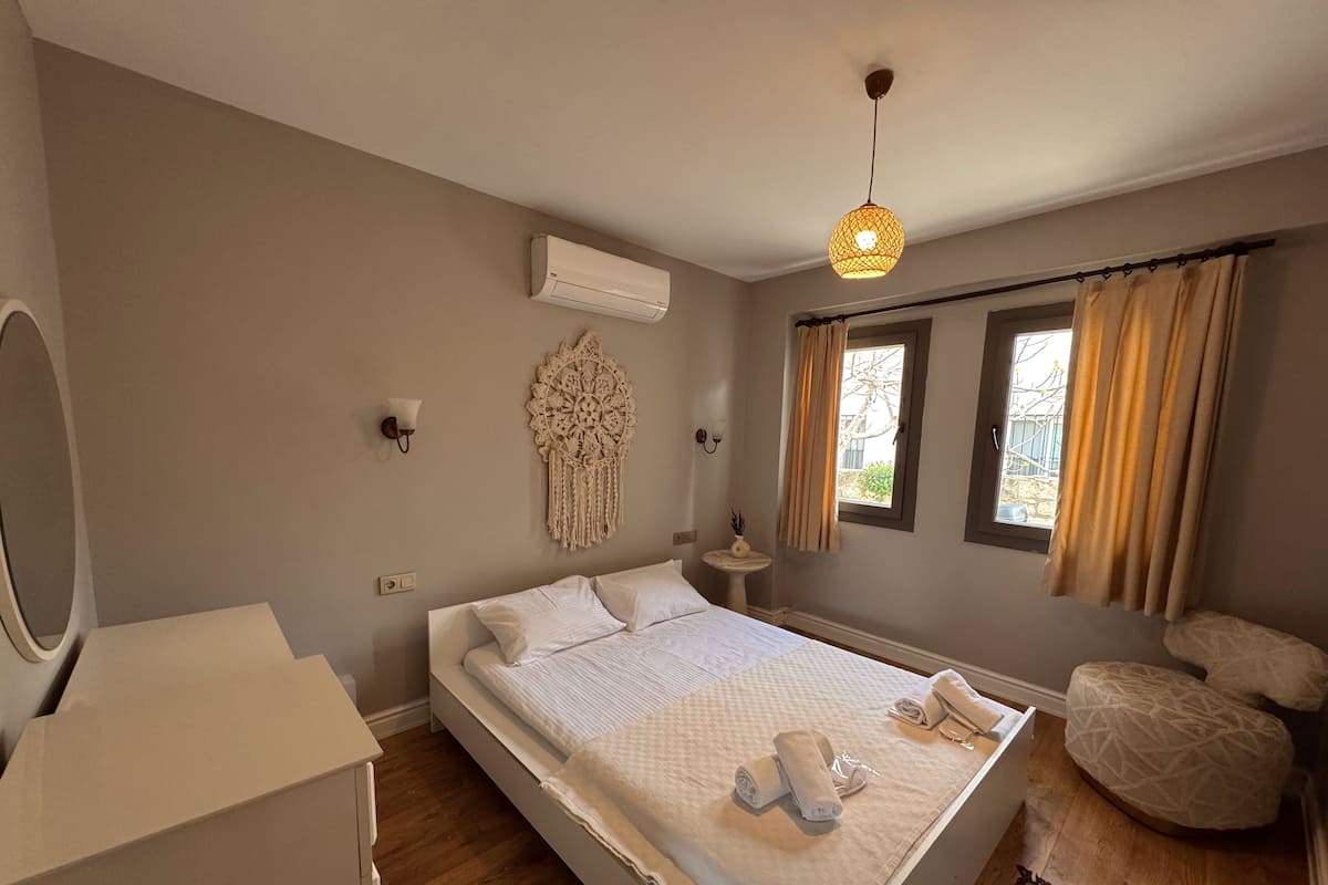 In-room safe, bed sheets
