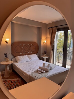 Comfort Room | In-room safe, bed sheets