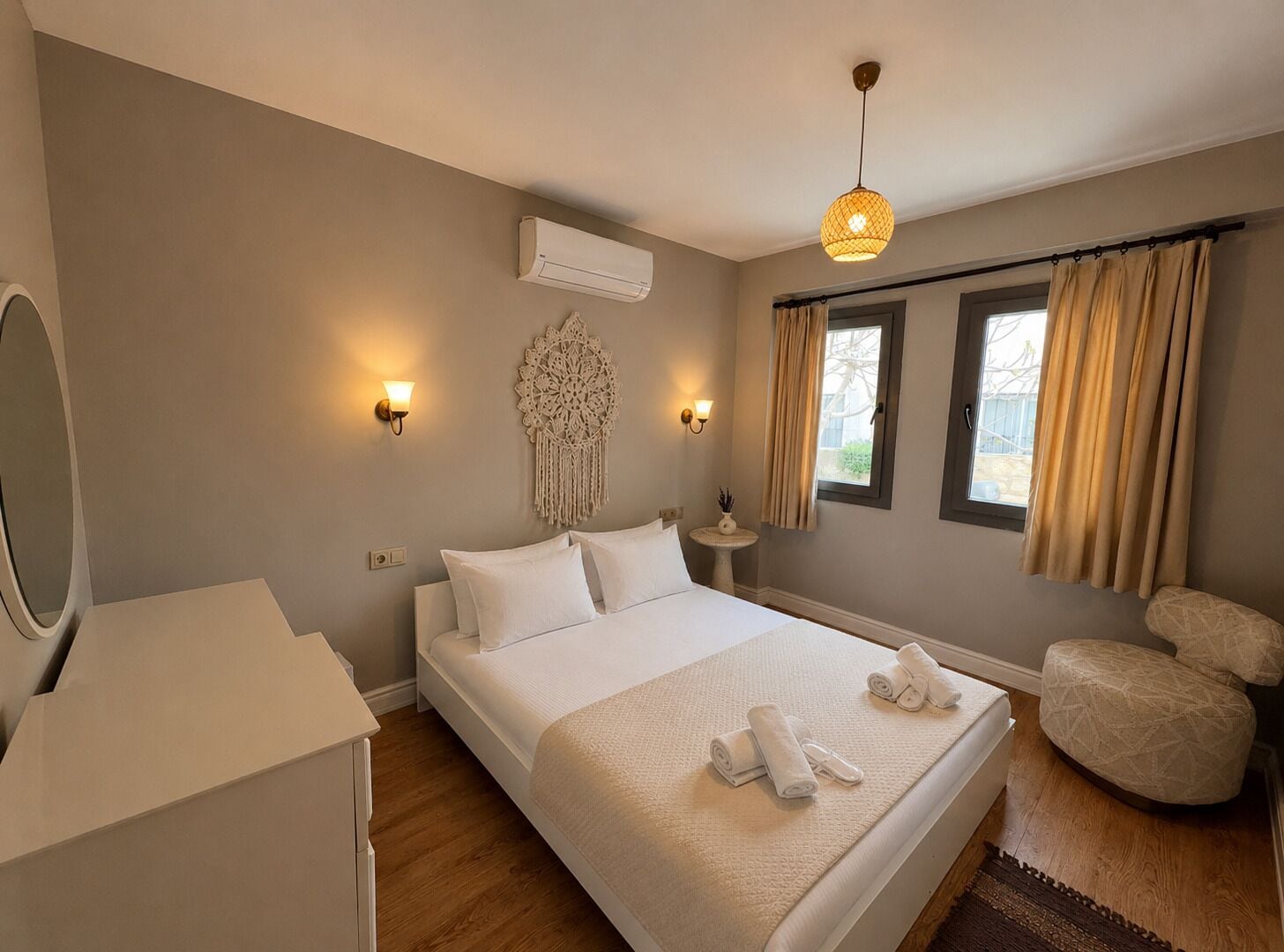 Basic Room | In-room safe, bed sheets