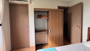 Comfort Room, City View | Soundproofing, iron/ironing board, free WiFi - Quarto Privativo com Suite e Ar (São Sebastião)