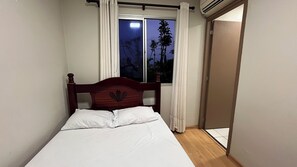 Soundproofing, iron/ironing board, free WiFi - Quarto Privativo com Suite e Ar (Sao Sebastiao)