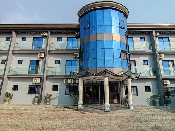 Front of property - Manbou Hotel (Kribi)