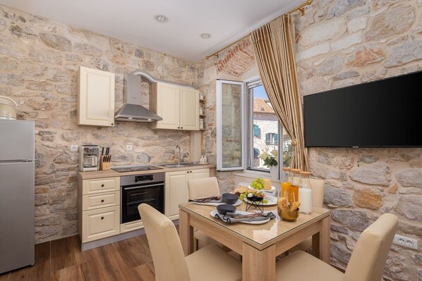 Køleskab, ovn, kogeplade, brødrister