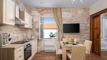 Fridge, oven, stovetop, coffee/tea maker