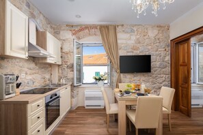 Kühlschrank, Ofen, Herdplatte, Wasserkocher mit Kaffee-/Teezubehör