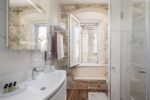 Regadera, secadora de cabello, toallas 