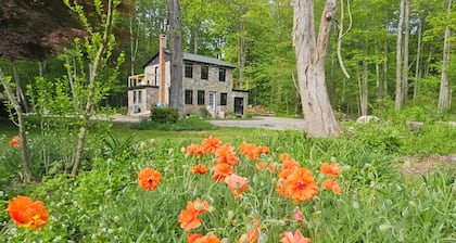Clinton's Hidden Secret Renovated 2-bedroom Stonehouse with WiFi, AC and more