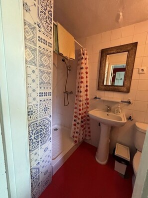 Haartrockner, Handtücher, Seife, Toilettenpapier