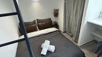 Appartement, non-fumeurs | Bureau, espace de travail pour ordinateur portable, rideaux occultants