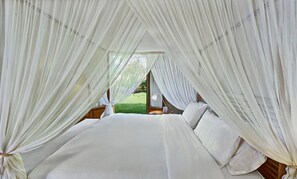 5 soverom, skrivebord, strykejern/-brett og reiseseng for barn