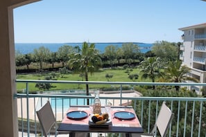 Outdoor dining - Overlooking the sea in a secure residence with swimming pool. Ideal couple (Antibes)