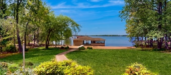 Spacious lakefront house w/private hot tub, deck, fire pit & grill