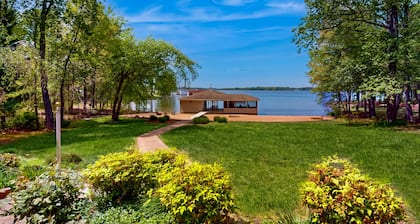 Spacious lakefront house w/private hot tub, deck, fire pit & grill