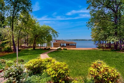 Spacious lakefront house w/private hot tub, deck, fire pit & grill
