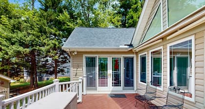 Spacious lakefront house w/private hot tub, deck, fire pit & grill