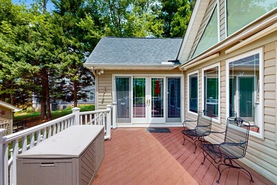 Spacious lakefront house w/private hot tub, deck, fire pit & grill