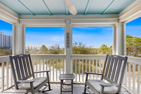 Property grounds - Gorgeous townhouse, plenty of space, lots of games, shared pool, close to beach (Pensacola)