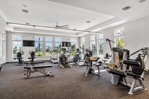 Fitness facility - Gorgeous townhouse, plenty of space, lots of games, shared pool, close to beach (Pensacola)