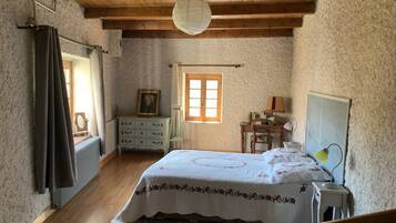 5 bedrooms, iron/ironing board, WiFi
