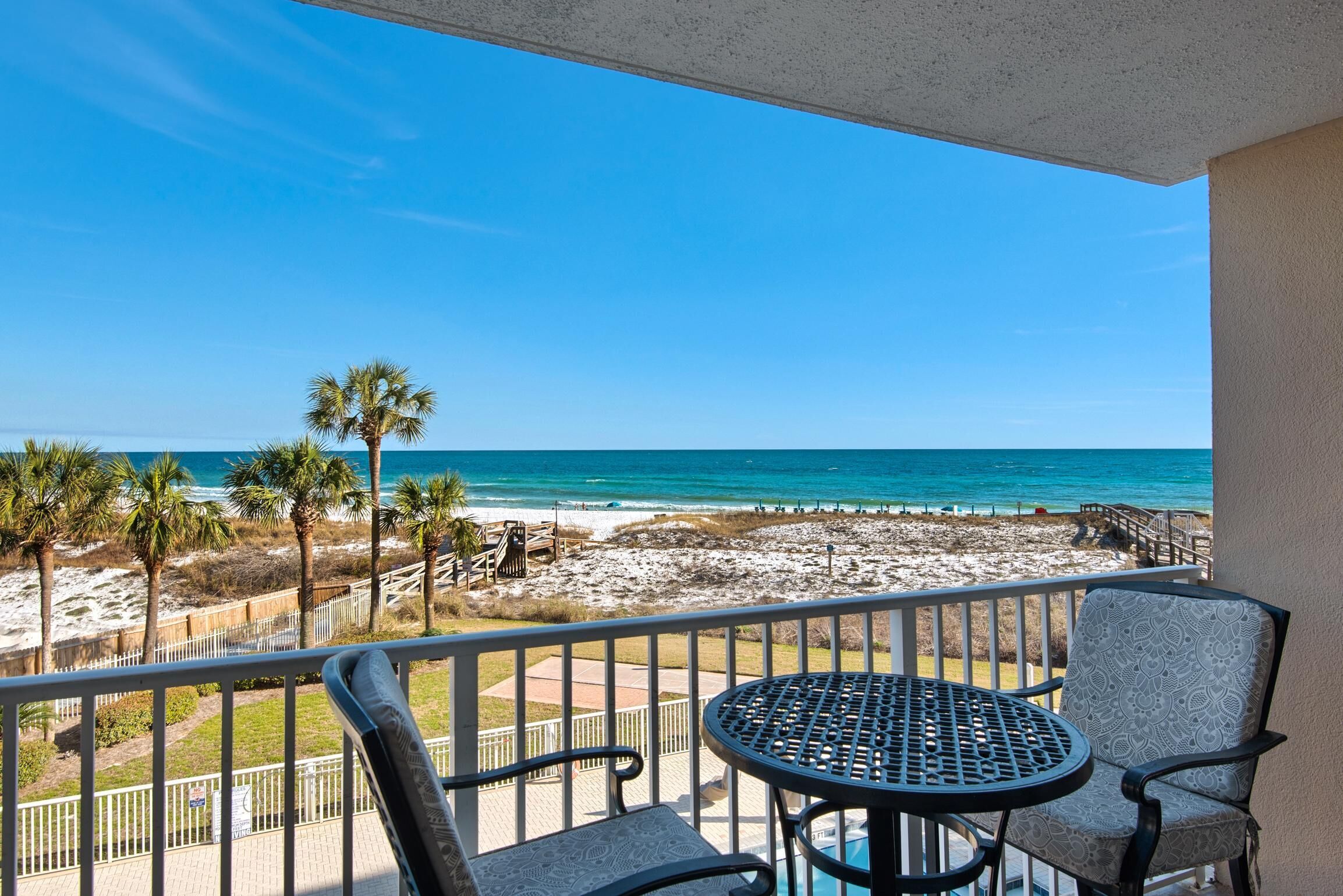 Un balcone con vista sulla spiaggia e sull'oceano.