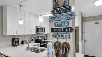 Condo, Multiple Beds (Destin on the Gulf 303) | Private kitchen | Oven, toaster