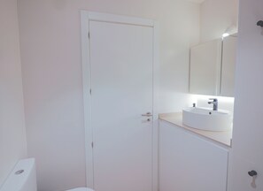 Bathroom - Discover your new home in the heart of the city! This charming 70 m² apartment, newly renovated, is perfect for those seeking comfort and modernity. (MADRID)