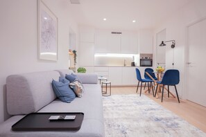 Living area - Discover your new home in the heart of the city! This charming 70 m² apartment, newly renovated, is perfect for those seeking comfort and modernity. (MADRID)