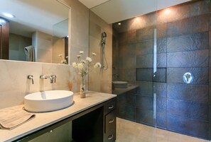 シャワー、タオル、石鹸、トイレットペーパー