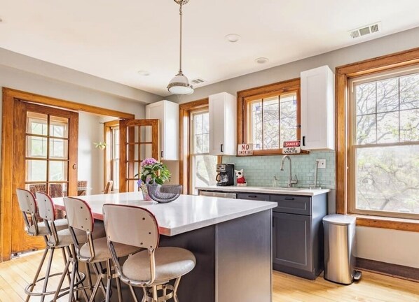 Microondas, horno, parrilla de estufa y lavavajillas