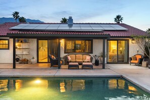 A heated pool - Casa El Greco. Luxury Desert Getaway with Heated Pool/Spa & Mountain Views! (Palm Springs)