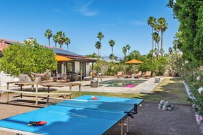 Outdoor dining - Casa El Greco. Luxury Desert Getaway with Heated Pool/Spa & Mountain Views! (Palm Springs)