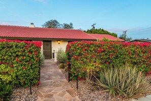 Exterior - Casa El Greco. Luxury Desert Getaway with Heated Pool/Spa & Mountain Views! (Palm Springs)