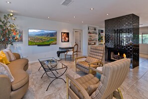 Smart TV, chimenea, tenis de mesa y libros 