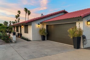 Exterior - Casa El Greco. Luxury Desert Getaway with Heated Pool/Spa & Mountain Views! (Palm Springs)