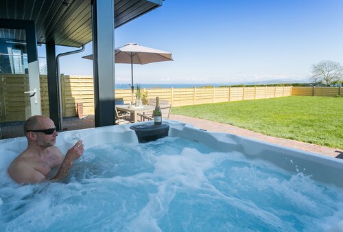 2 Trem Y Mor -  a dog that sleeps 6 guests  in 3 bedrooms