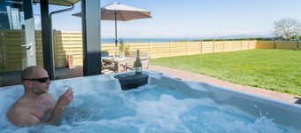 2 Trem Y Mor -  a dog that sleeps 6 guests  in 3 bedrooms