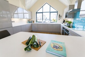 Kjøleskap, mikrobølgeovn, ovn og høy barnestol