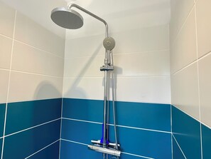 Douche, serviettes fournies, papier de toilette