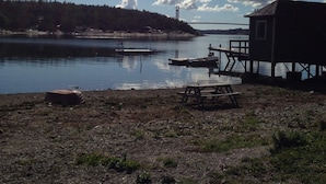 A lakeside cabin with a dock and a picnic table. - Holiday Home, 250m From sea (Stenungsund)