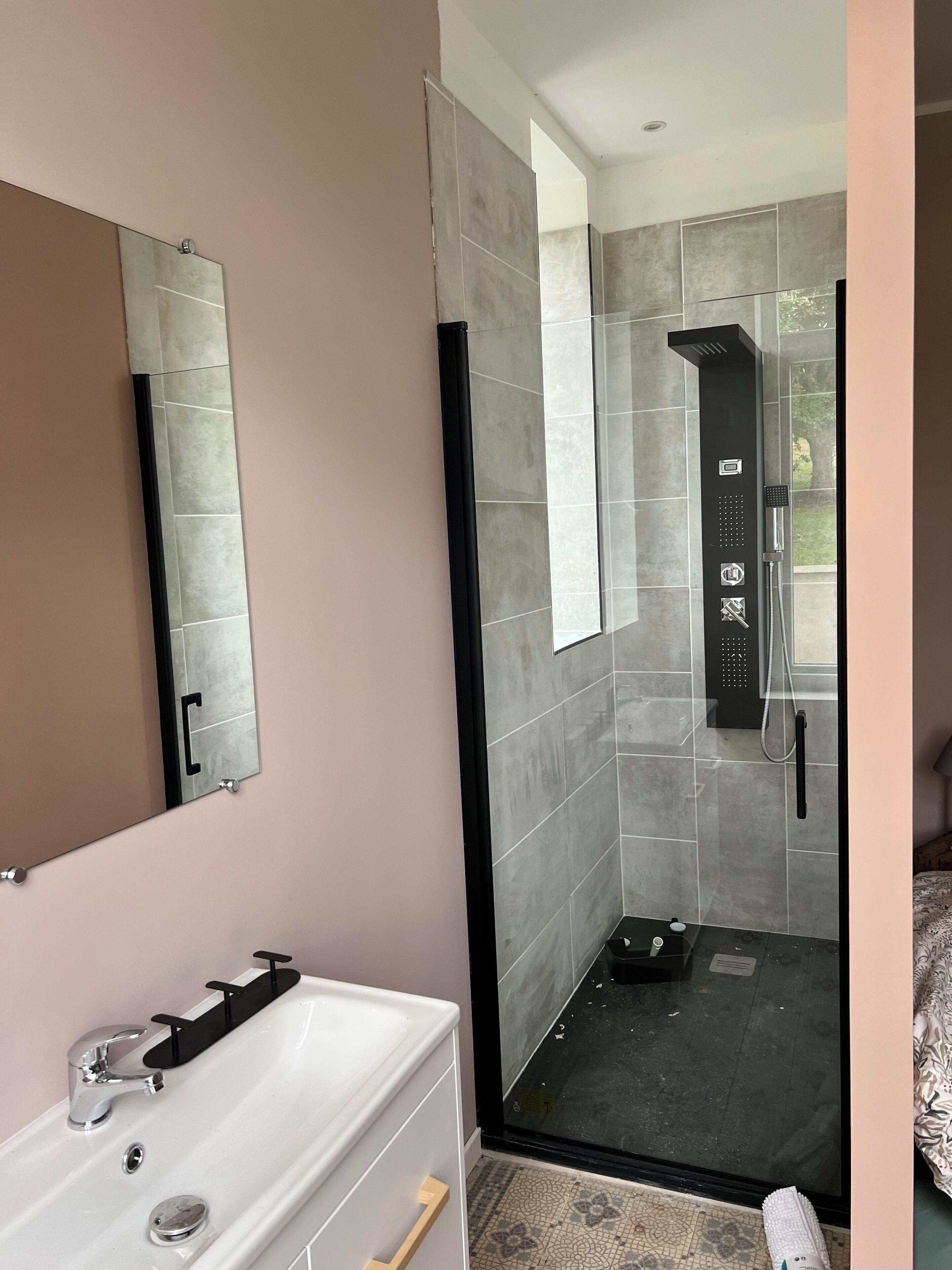 Dusche, Haartrockner, Handtücher, Toilettenpapier