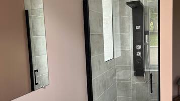 Dusche, Haartrockner, Handtücher, Toilettenpapier