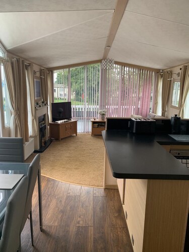 VALENCIA 2 BEDROOMS LAKESIDE LODGE