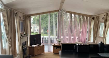 VALENCIA 2 BEDROOMS LAKESIDE LODGE