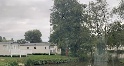 VALENCIA 2 BEDROOMS LAKESIDE LODGE