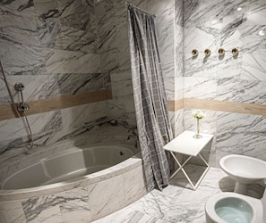 Bidet, toallas, jabón, shampoo