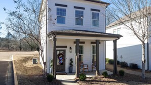 A two-story house with a porch, a front door with a wreath, and a mailbox. - Colonel's Cottage Oxford - 2mi to The Square (Oxford)