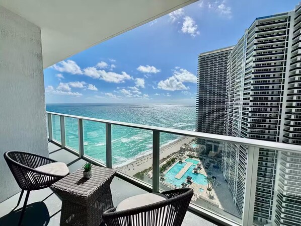 Property grounds - Enjoy a luxurious apartment on the beach! (Hollywood)