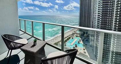 Enjoy a luxurious apartment on the beach!